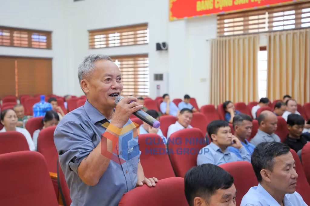 Cử tri huyện Đầm Hà phát biểu ý kiến, kiến nghị tại hội nghị tiếp xúc cử tri.