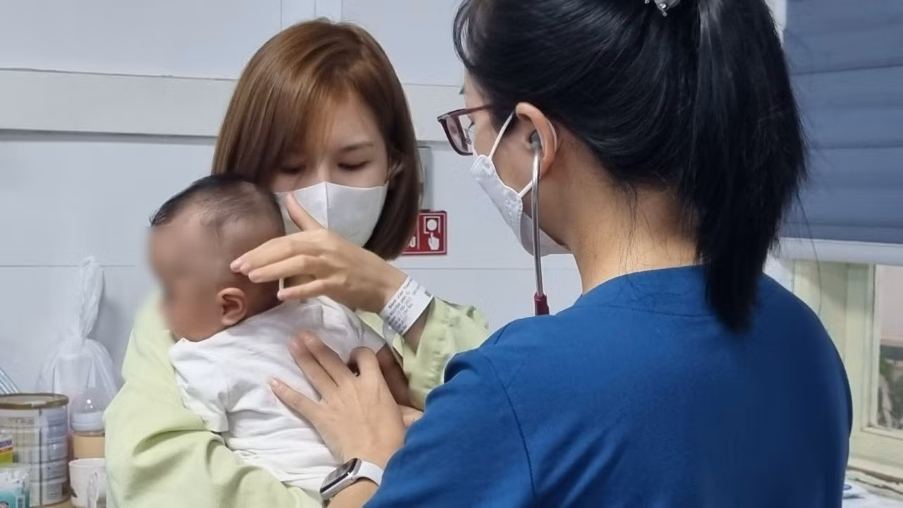 Trẻ mắc bệnh về hô hấp điều trị tại bệnh viện ở Hà Nội. Ảnh: Ngọc Trang
