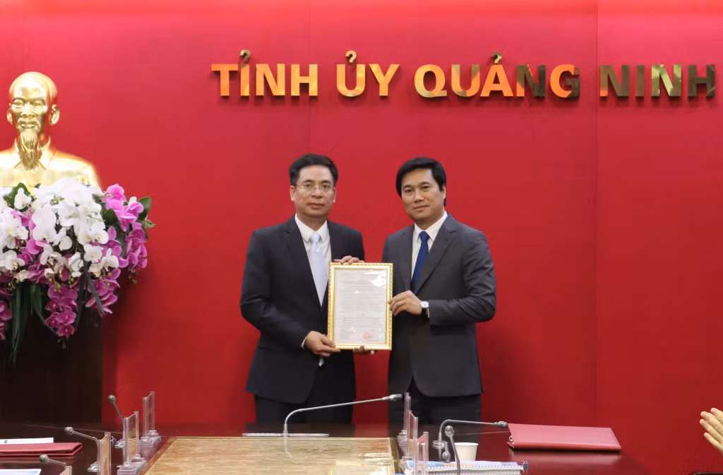 Phó Bí thư Tỉnh ủy, Chủ tịch UBND tỉnh Nguyễn Tường Văn trao quyết định bổ nhiệm Giám đốc Sở Tư pháp cho đồng chí Lê Thành Cung sau khi thi tuyển, tháng 4/2021. Ảnh: Hoàng Quỳnh