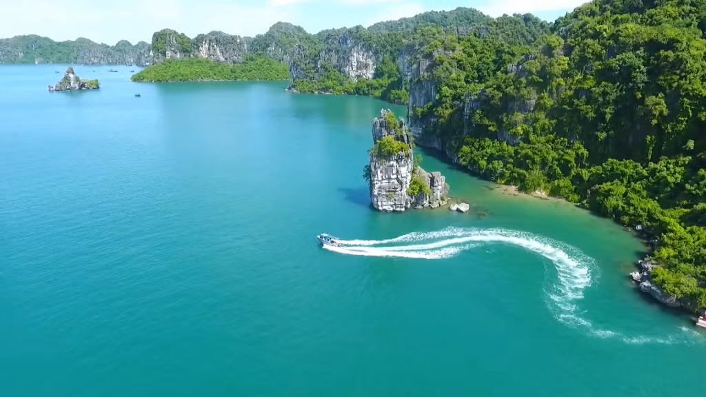 Vịnh Hạ Long đang được quản lý theo hướng khoa học để đảm bảo phát triển bền vững.
