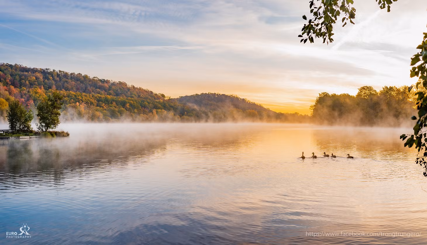 Hồ nước chụp tại Maschsee ( Hannover) vào buổi sáng khi làn sương vẫn còn phủ mờ trên mặt hồ và những tia nắng bắt đầu chiếu xuống.