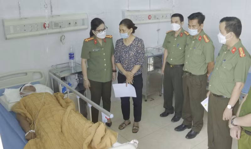 Đại tá Lê Thị Thanh Hằng, Phó Giám đốc Công an tỉnh Yên Bái đã đến thăm hỏi, động viên Trung úy Lê Đức Giang.