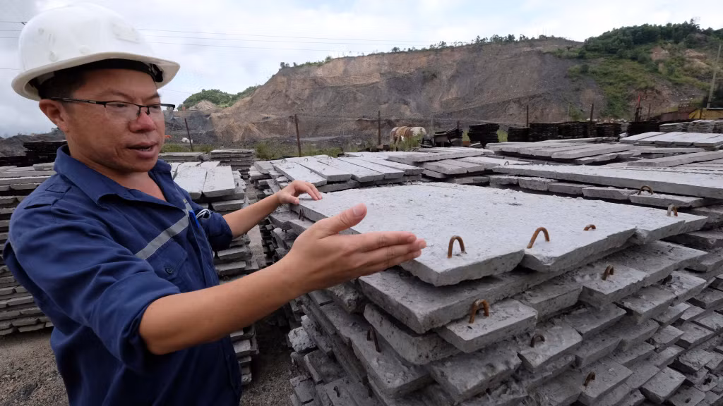 Anh Nguyễn Thế Phan, &nbsp;nhân viên kỹ thuật về xây dựng và môi trường (phụ trách Tổ bê tông lò) &nbsp;giới thiệu một trong bốn loại tấm chèn lò&nbsp; có móc và tất cả phải có cốt thép bên trong.