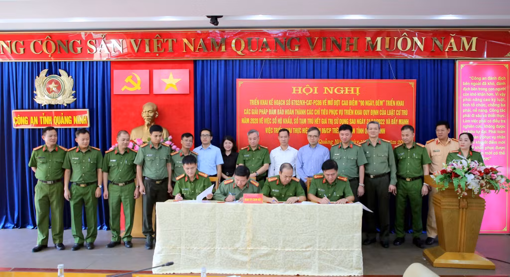 Đại diện lãnh đạo Công an các đơn vị, địa phương ký cam kết thực hiện các chỉ tiêu theo kế hoạch đợt cao điểm “90 ngày đêm”.