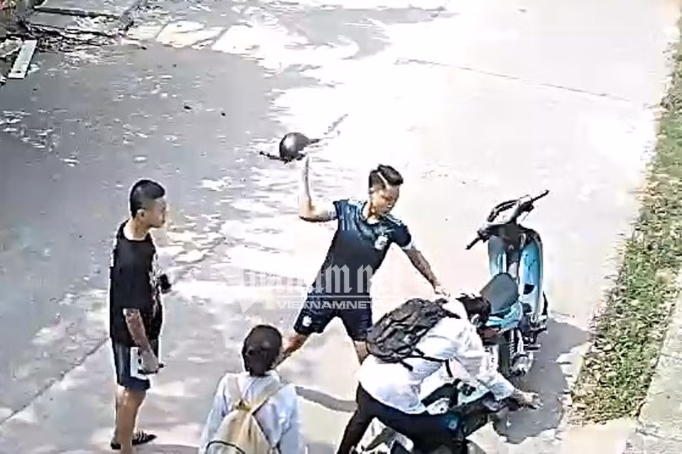 H. bị một đối tượng tấn công, hành hung trên đường đi học về.