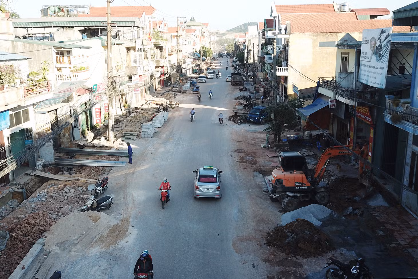 Dự án cải tạo, chỉnh trang QL279 (đoạn ngã tư Ao Cá đến ngã ba Hà Khẩu) có chiều dài 3,45km qua các phường Giếng Đáy, Hà Khẩu (TP Hạ Long) thời điểm thi công chỉnh trang vào tháng 11- 2019. Ảnh: Đỗ Phương