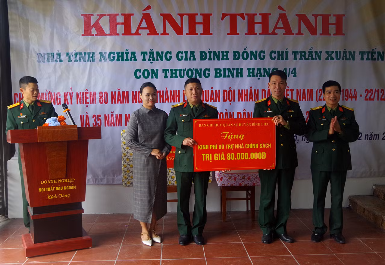 Lãnh đạo Ban CHQS huyện Bình Liêu trao 80 triệu đồng hỗ trợ gia đình đồng chí Tiến xây nhà mới.