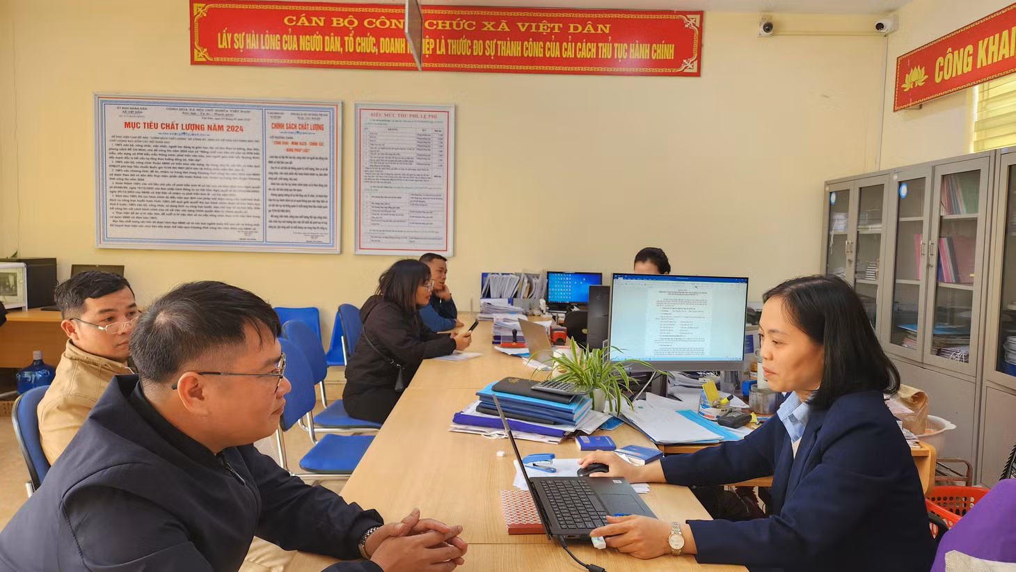 Người dân thực hiện thủ tục hành chính tại Bộ phận tiếp nhận và trả kết quả hiện đại xã Việt Dân.