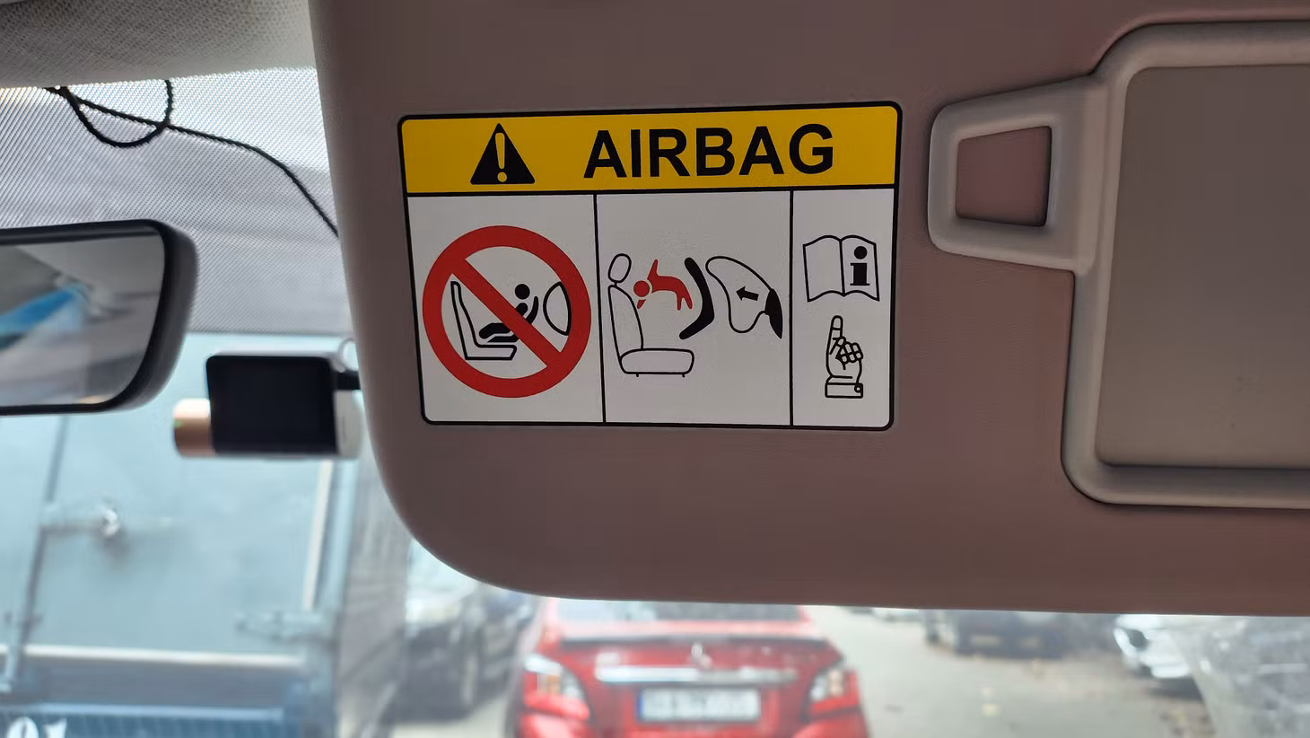 Nhiều hãng xe ô tô dán cảnh báo an toàn trên xe.