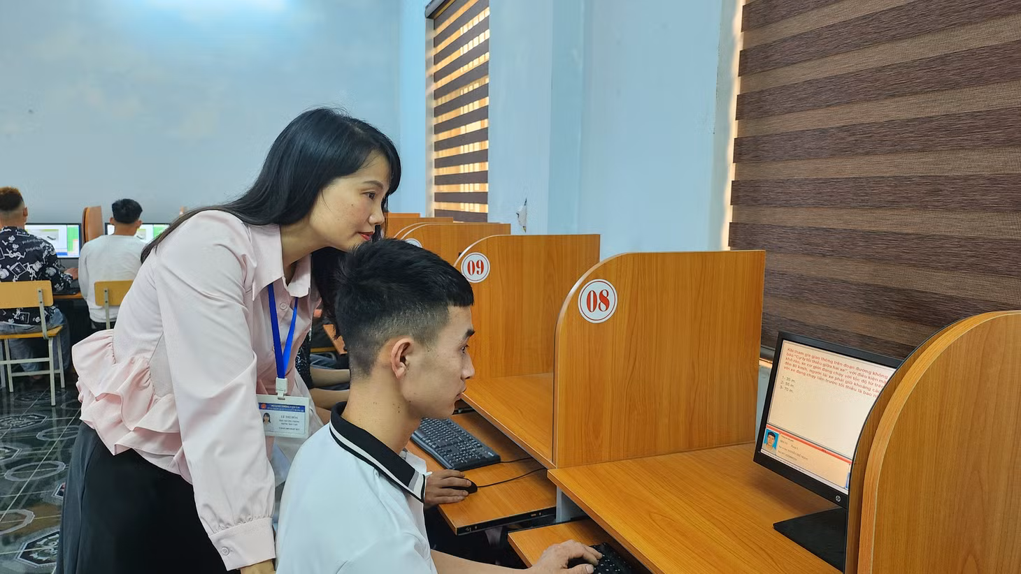 Học viên học lý thuyết tại Trung tâm Sát hạch lái xe và Giám sát giao thông vận tải đường bộ Quảng Ninh, tháng 4/2024.