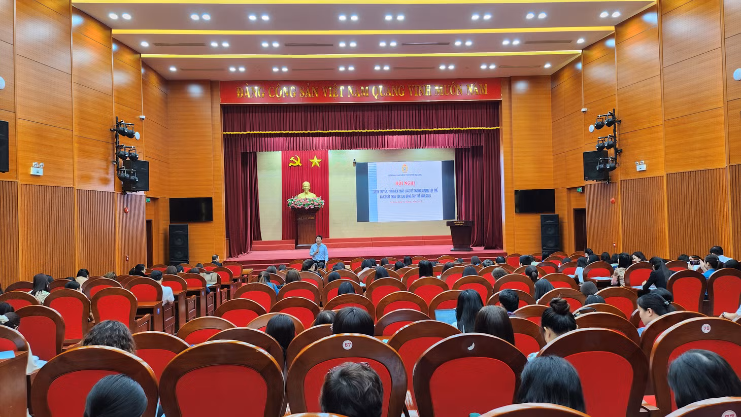 LĐLĐ TP Hạ Long tổ chức hội nghị tuyên truyền, phổ biến pháp luật về thương lượng tập thể và ký kết thỏa ước lao động tập thể cho các CĐCS, đoàn viên trên địa bàn, tháng 3/2024.