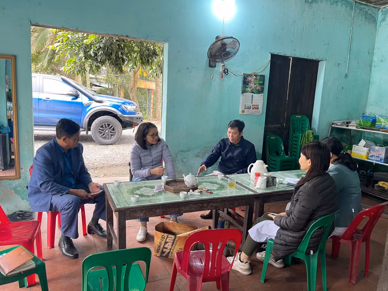 Cán bộ CDC Quảng Ninh trao đổi công tác xử lý ổ dịch dại với Phó chủ tịch xã Tân Dân, lãnh đạo Trung tâm kĩ thuật dịch vụ hạ long tại xã Tân Dân, thành phố Hạ Long. Ảnh: Nguyễn Hường (CTV)