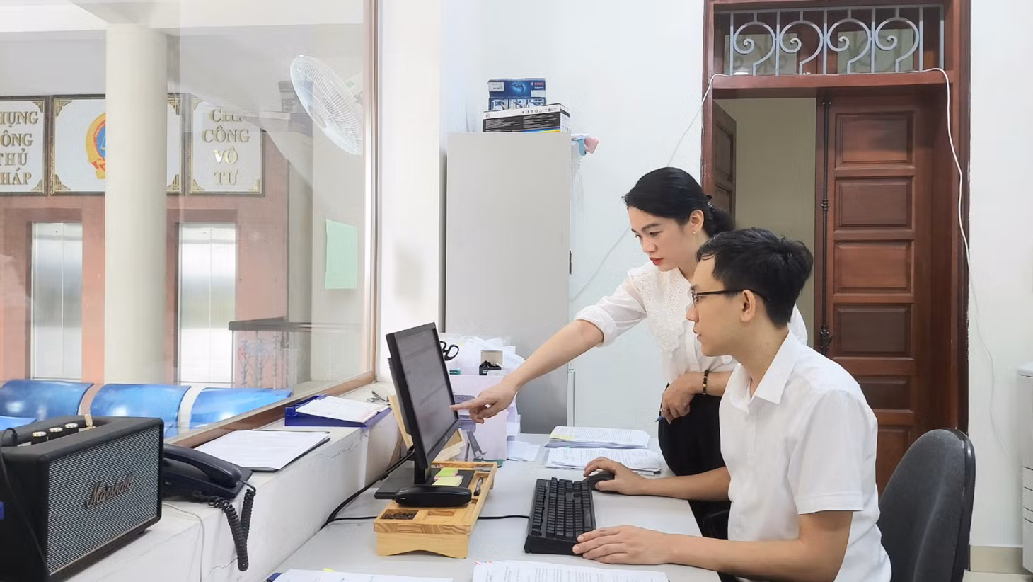 Cán bộ, công chức Toà án nhân dân tỉnh thực hiện cập nhật thông tin, dữ liệu, hồ sơ lên các phần mềm nội bộ dùng chung của Tòa án.