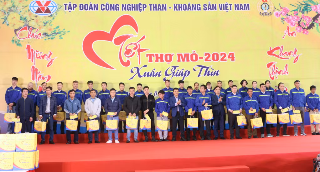 Lãnh đạo Công đoàn TKV tặng quà Tết cho công nhân đạt thành tích tiêu biểu, công nhân có hoàn cảnh khó khăn trong Chương trình “Tết thợ Mỏ - năm 2024” vùng Cẩm Phả.