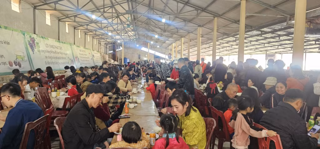 Sau khi tham quan, chiêm bái du khách dùng cơm chay miễn phí tại Chùa.
