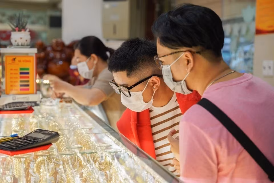 Theo Straits Times, thế hệ Z có xu hướng đầu tư vào cổ phiếu, trái phiếu thay vì vàng. Ảnh: Chí Hùng.