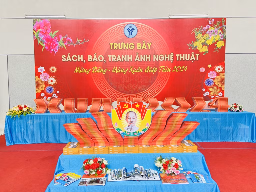 Khu vực trưng bày sách báo, tranh ảnh nghệ thuật mừng Đảng, mừng Xuân Giáp Thìn 2024 tại Trung tâm Văn hóa thể thao các dân tộc vùng Đông Bắc huyện Tiên Yên.