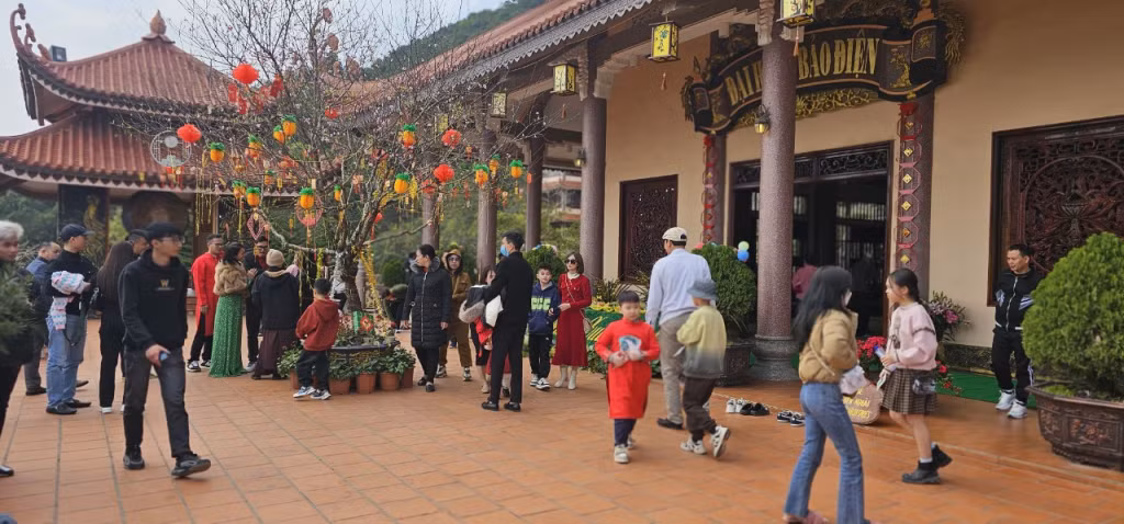 Du khách tham quan, chiêm bái khu vực Chính điện.