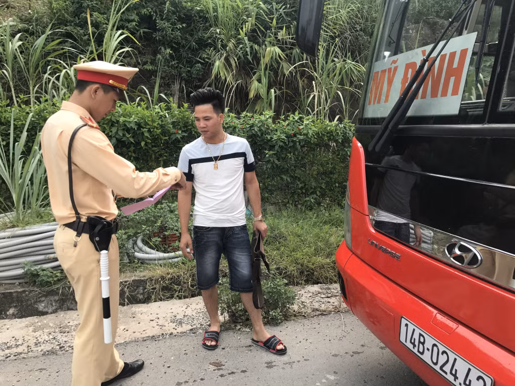 Công an huyện Vân Đồn kiểm tra phương tiện vận chuyển hành khách lưu thông trên địa bàn những ngày giáp Tết Nguyên đán Giáp Thìn 2024. .