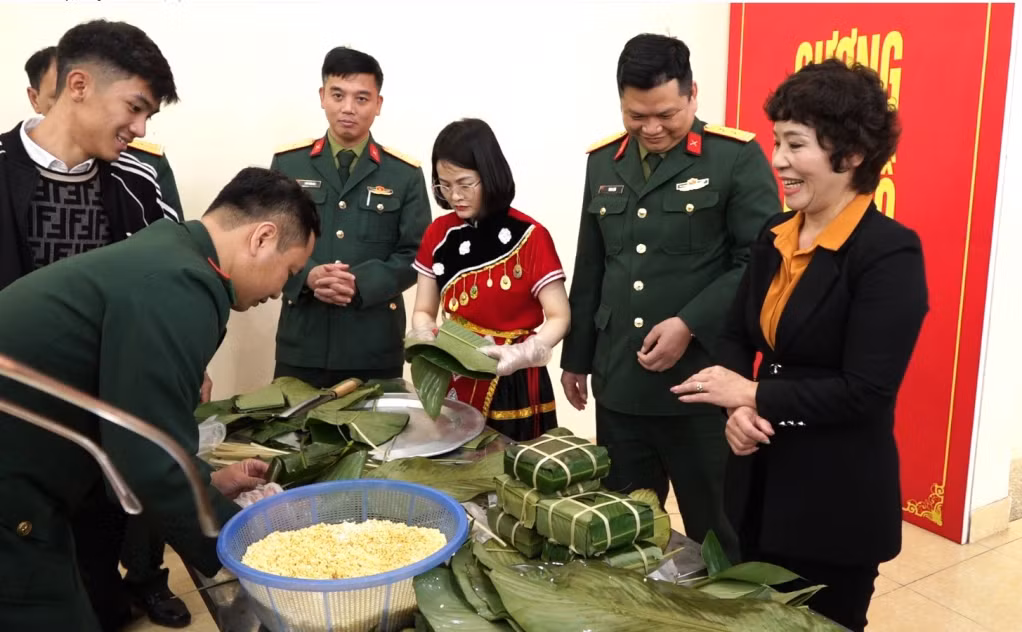 Tổ chức thi gói bánh chưng.