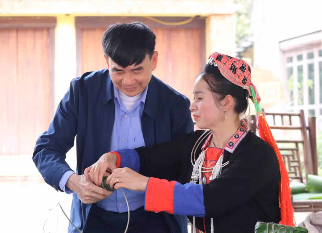 Nhiều người dân thích thú khi được trải nghiệm gói bánh dân tộc trong những ngày Tết cổ truyền đã gần kề.