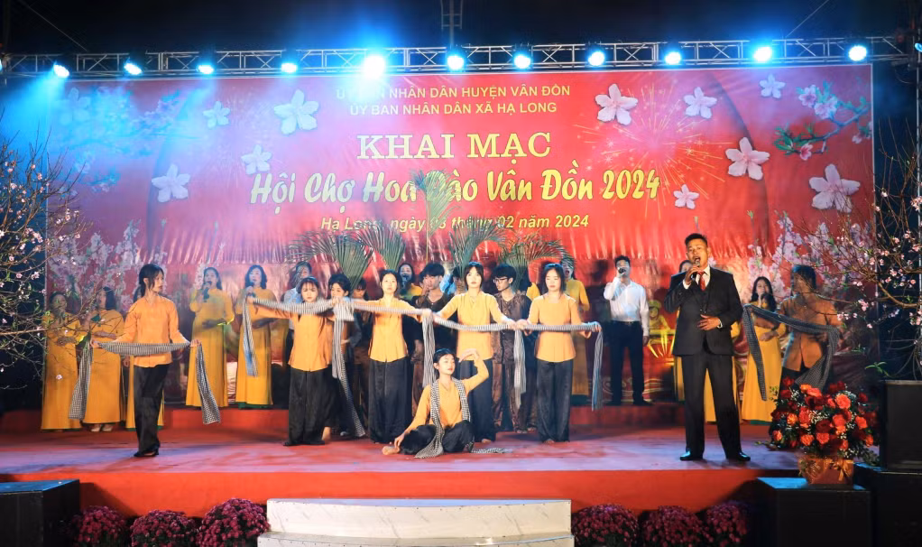 Liên hoan văn nghệ mừng Đảng, mừng xuân tại xã Hạ Long (huyện Vân Đồn). Ảnh: Trung tâm TT-VH Vân Đồn