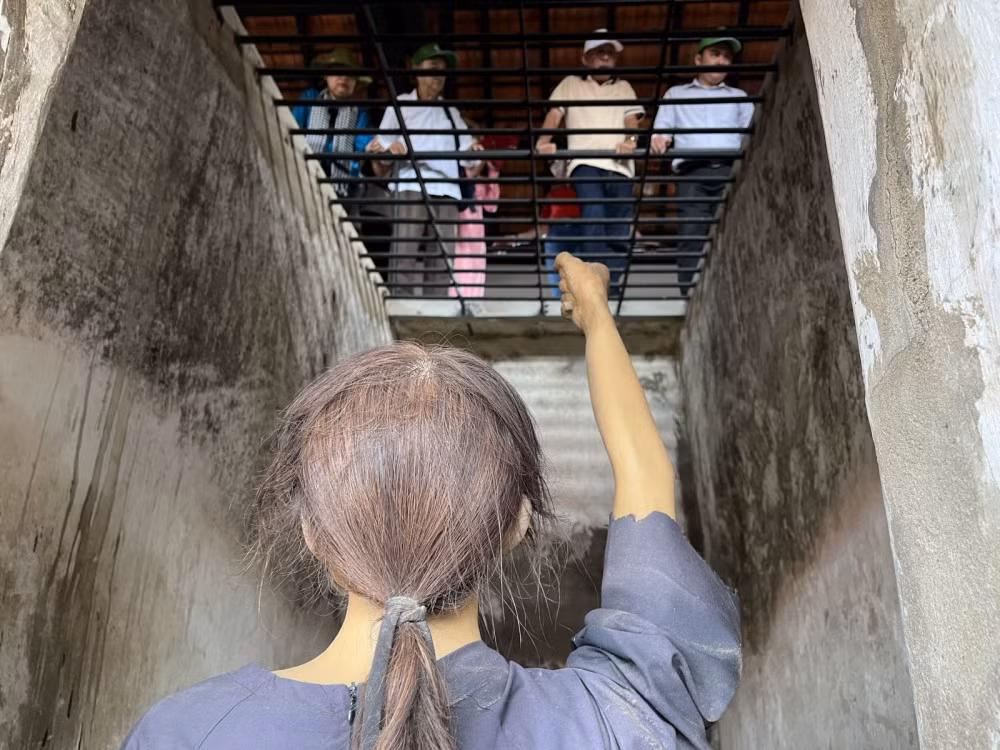 Du khách tham quan phòng giam số 35 (trong khu Chuồng cọp), nơi đây là Mỹ - Ngụy đã giam giữ các nữ tù chính trị kiên trung, trong đó có đồng chí Trương Mỹ Hoa, nguyên Phó chủ tịch nước - Ảnh: Hoàng Tuyết