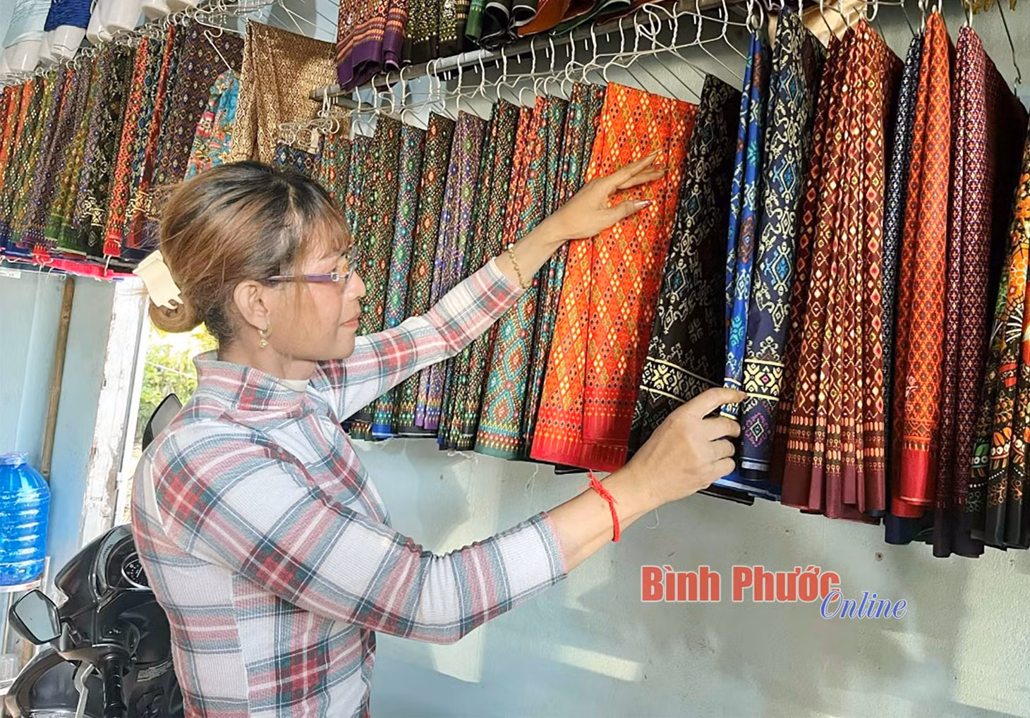 Chị Pholla lựa chọn vải may trang phục Khmer
