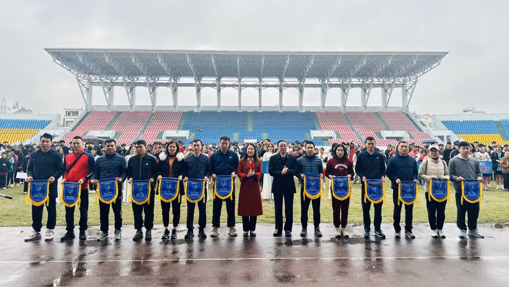 Ban Tổ chức tặng cờ lưu niệm cho các đoàn tham gia giải.