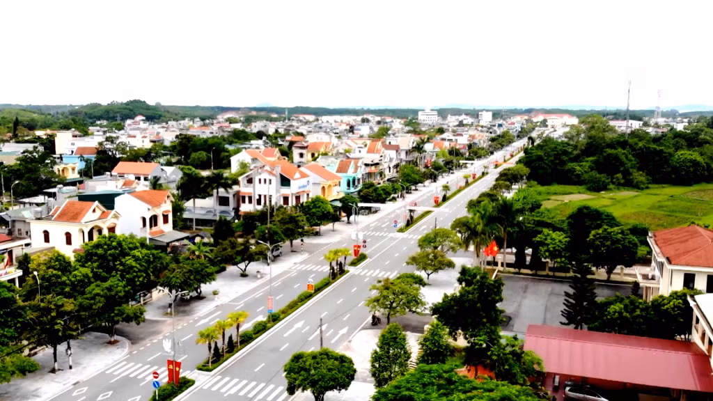 Hạ tầng giao thông của huyện Đầm Hà được đầu tư đồng bộ.