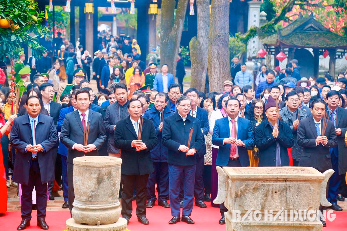 Các đại biểu dâng hương tưởng niệm 690 năm ngày viên tịch của Đệ tam tổ Trúc Lâm Huyền Quang Tôn giả