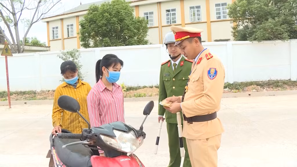Công an xã Đầm Hà phối hợp với Đội CSGT công an huyện xử lý người điều khiển phương tiện vi phạm.