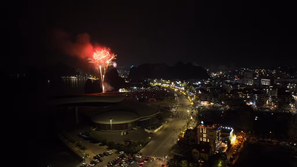 Màn bắn pháo hoa đêm giao thừa tại 16 điểm của tất cả các địa phương trên địa bàn tỉnh thực sự là một món quà tinh thần ý nghĩa dành tặng người dân, lan tỏa không khí vui tươi và gửi gắm nhiều ước vọng vào một năm mới hạnh phúc tràn đầy.