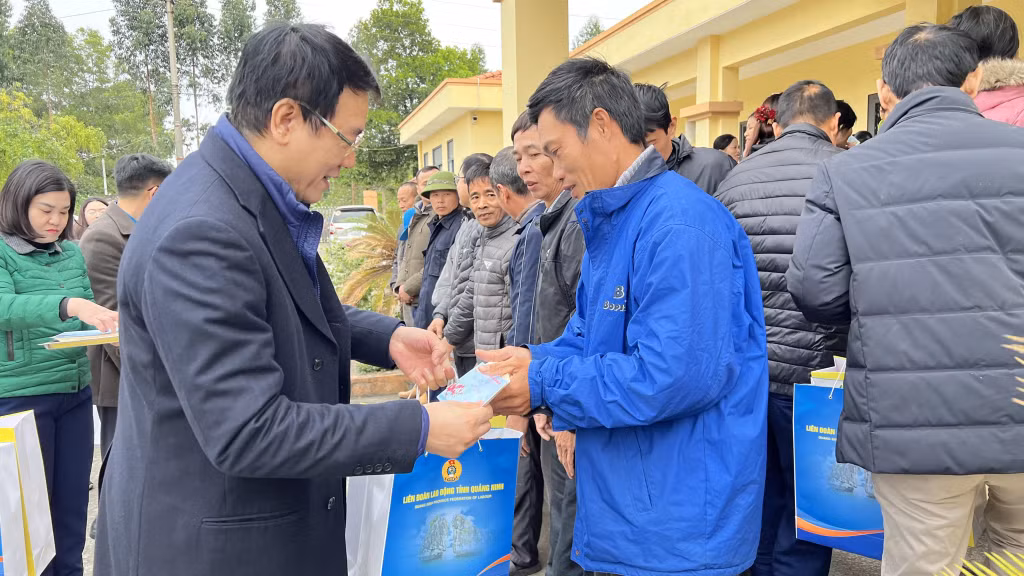 Chủ tịch LĐLĐ tỉnh Tô Xuân Thao thăm và tặng quà Tết CNLĐ các doanh nghiệp khó khăn (tặng quà Tết công nhân Công ty CP Gốm xây dựng Yên Hưng).