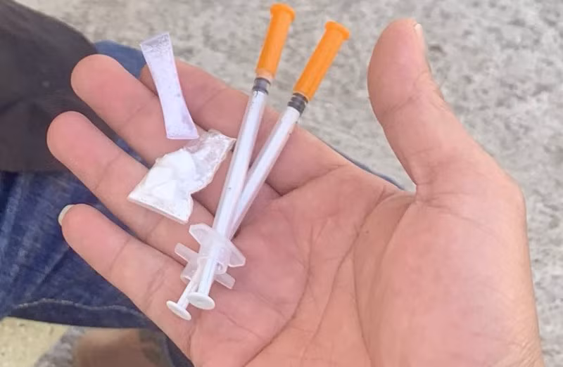Ma túy và kim tiêm phát hiện trên người các đối tượng.