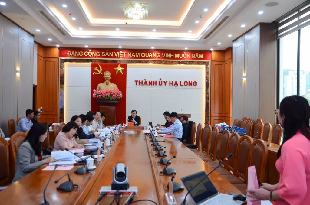 Đồng chí Vũ Quyết Tiến, Bí thư Thành ủy, Chủ tịch Hội đồng thi tuyển đặt câu hỏi với thí sinh tham gia thi bảo vệ đề án.