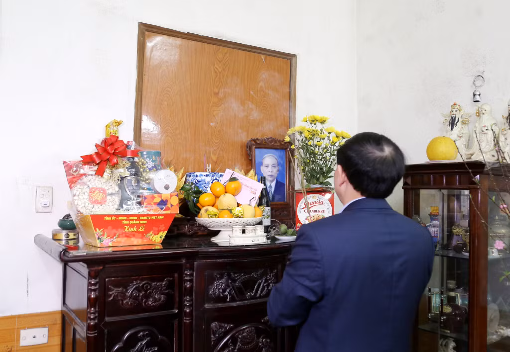 Đồng chí Bí thư Tỉnh ủy thắp hương tưởng nhớ đồng chí Lê Văn Duyên, nguyên Chủ tịch HĐND tỉnh khóa IX, X.