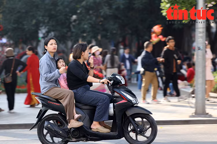 Chở con nhỏ nhưng vẫn chủ quan, không chấp hành Luật giao thông.