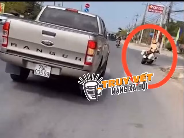 Hình ảnh lực lượng CSGT bật còi ưu tiên dẫn đường đưa bé gái đi cấp cứu