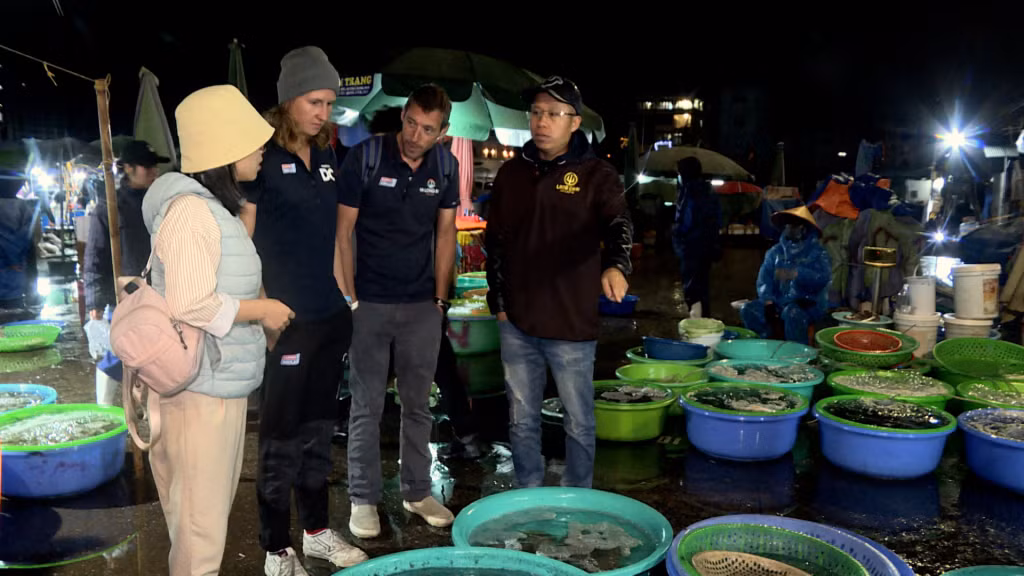 Thuyền trưởng Hannah Brewis (trái) và thuyền trưởng Josh Stickland (phải) có mặt tại chợ cá Hạ Long từ 4 giờ sáng để tìm mua nguyên liệu làm chả mực.