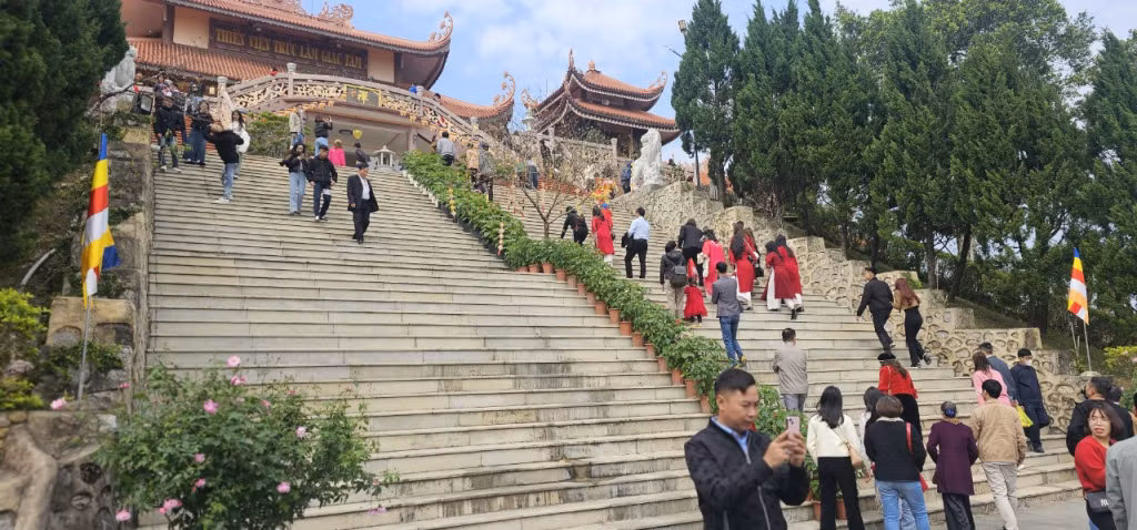 Với không gian thanh tịnh, phong cảnh thơ mộng, Chùa Cái Bầu thu hút đông đảo người dân, du khách đến du Xuân vào dịp Tết.