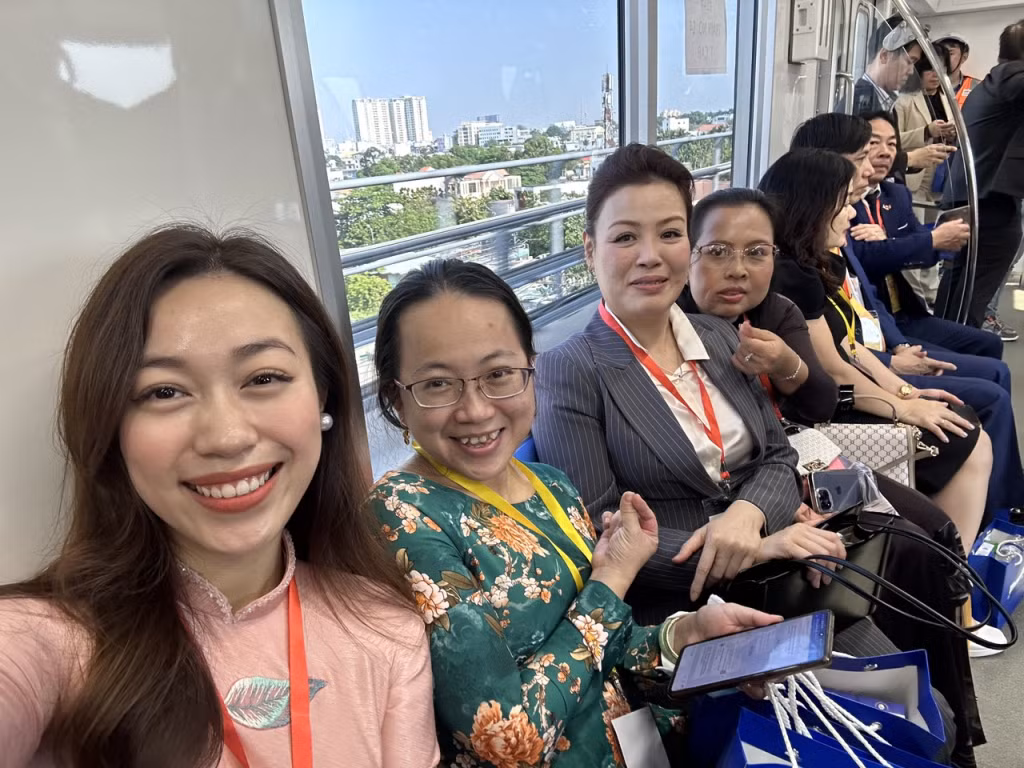 Vũ Minh Huyền cùng các kiều bào trải nghiệm tuyến Metro số 1 tại TP Hồ Chí Minh. 
