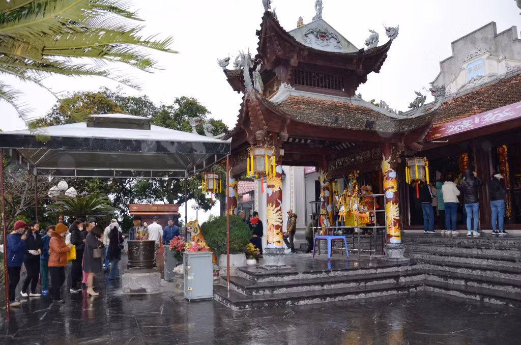Du khách thập phương kính lễ dâng hương tại Đền Cửa Ông (TP Cẩm Phả).