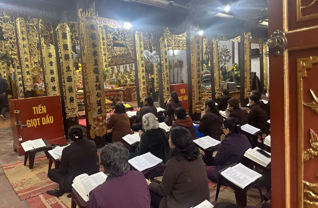 Chùa Long Tiên, TP Hạ Long thu hút phật tử tới lễ phật.