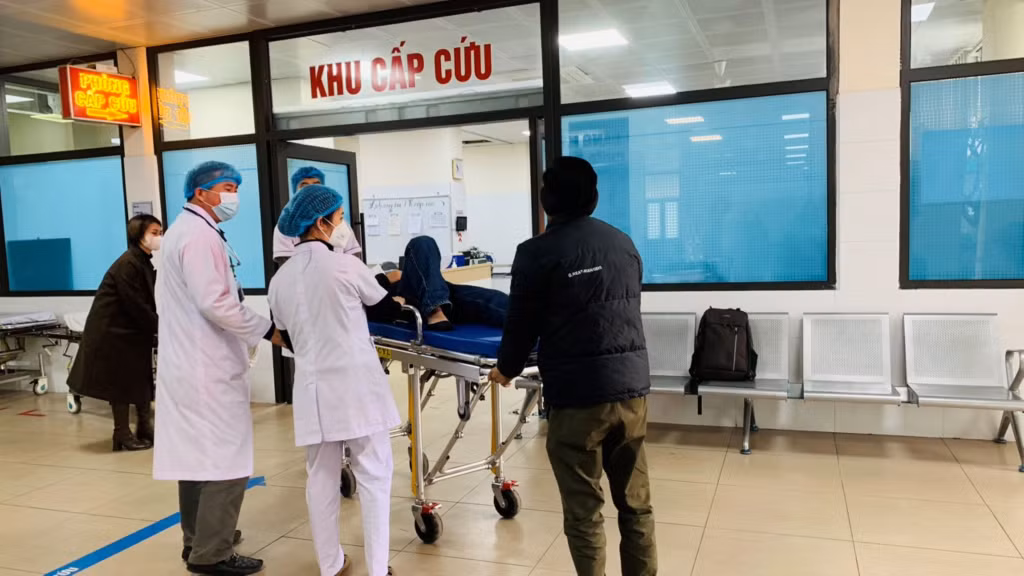 Đón bệnh nhân tại Khoa Cấp cứu, Bệnh viện Đa khoa khu vực Cẩm Phả.
