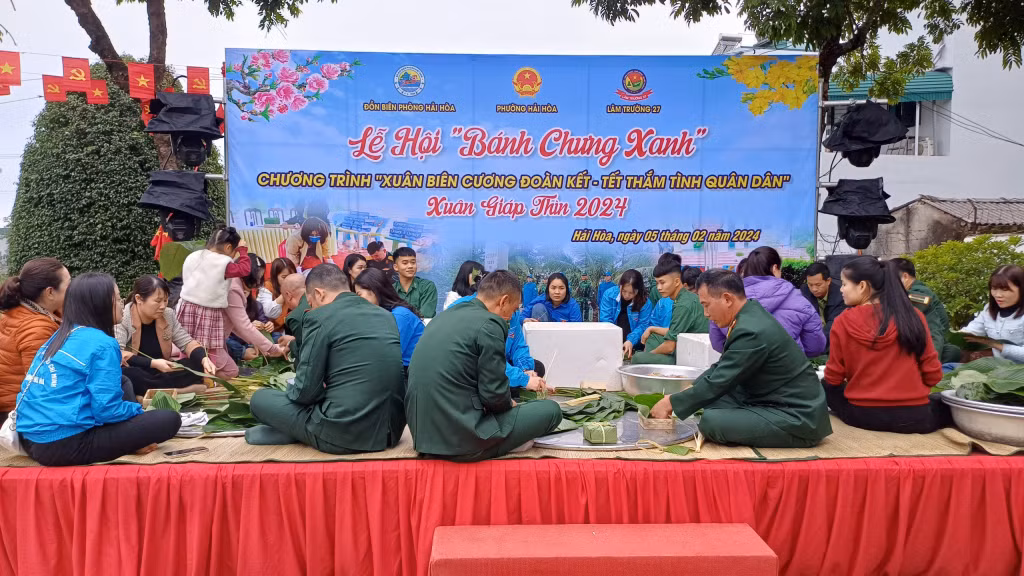 Cán bộ, chiến sĩ Đồn BP Hải Hòa và các đơn vị thi gói bánh chưng xanh.