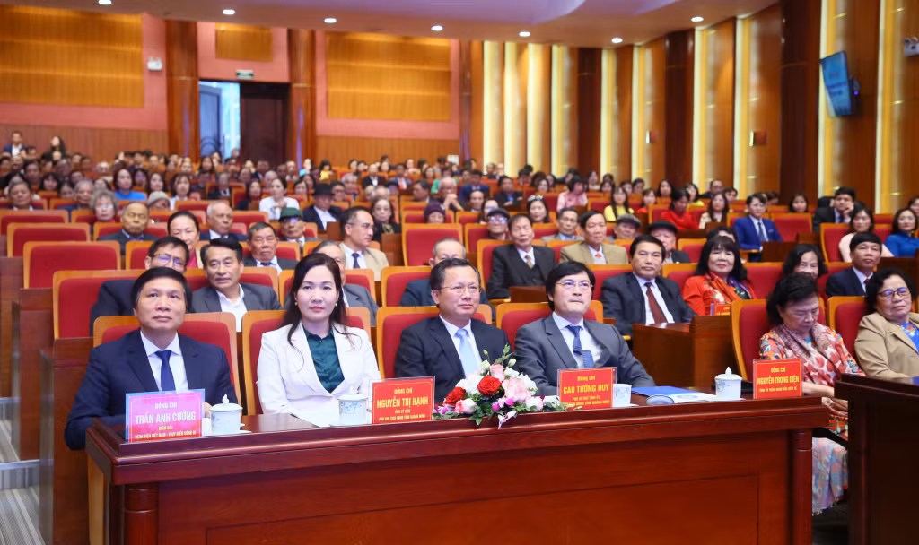 Các đồng chí lãnh đạo tỉnh và các đồng chí lãnh đạo, nguyên lãnh đạo ngành Y tế tỉnh dự buổi lễ.