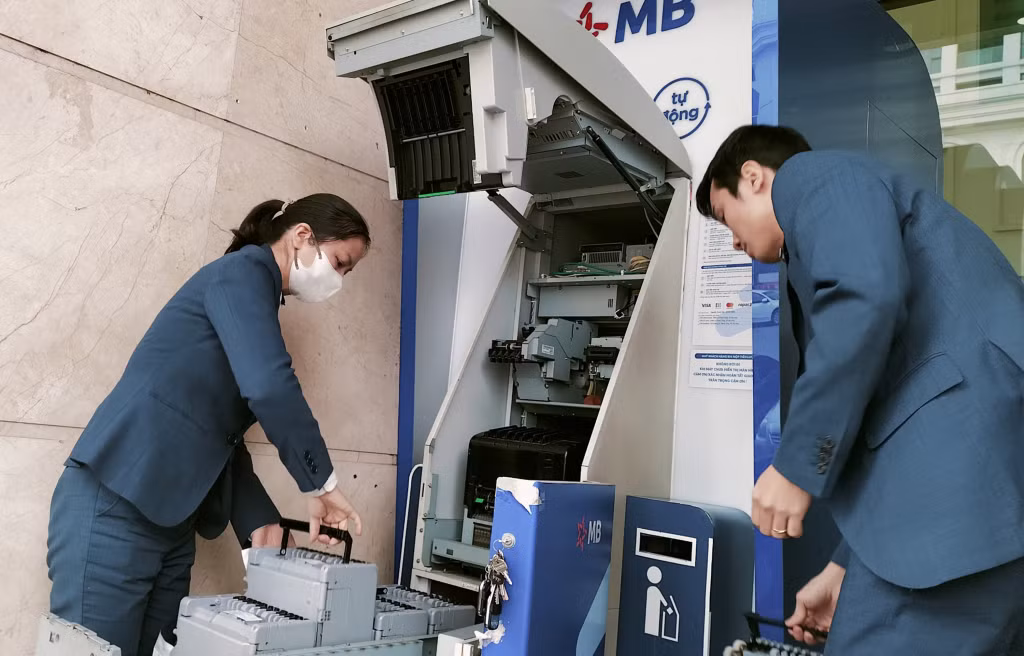 Cán bộ MB Quảng Ninh tiếp quỹ tại máy CRM.