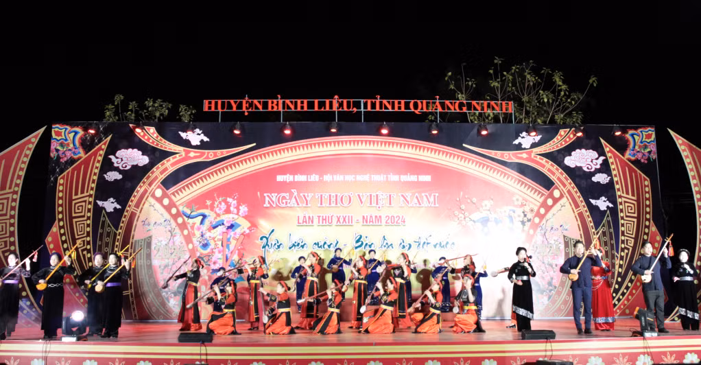 Tiết mục văn nghệ chào mừng của các nghệ sĩ, nghệ nhân huyện Bình Liêu.