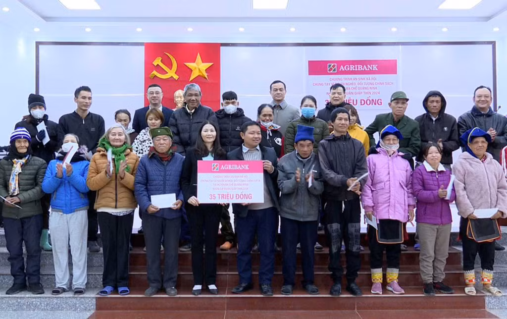 Đại diện Agribank chi nhánh tỉnh Quảng Ninh trao tặng quà Tết cho các đối tượng chính sách trên địa bàn huyện Ba Chẽ.
